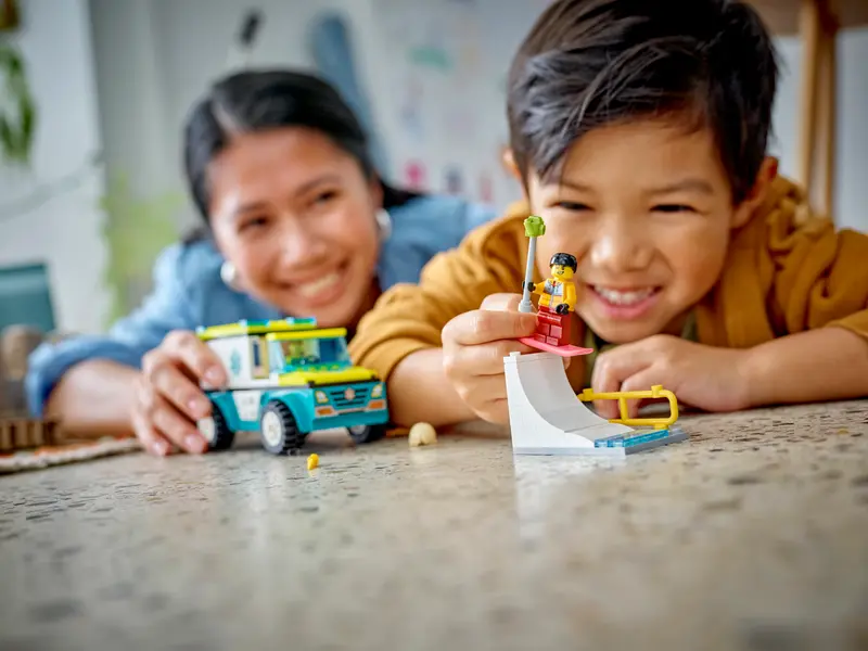 Lego City Emergency Ambulance and Snowboarder 60403 - Image 4