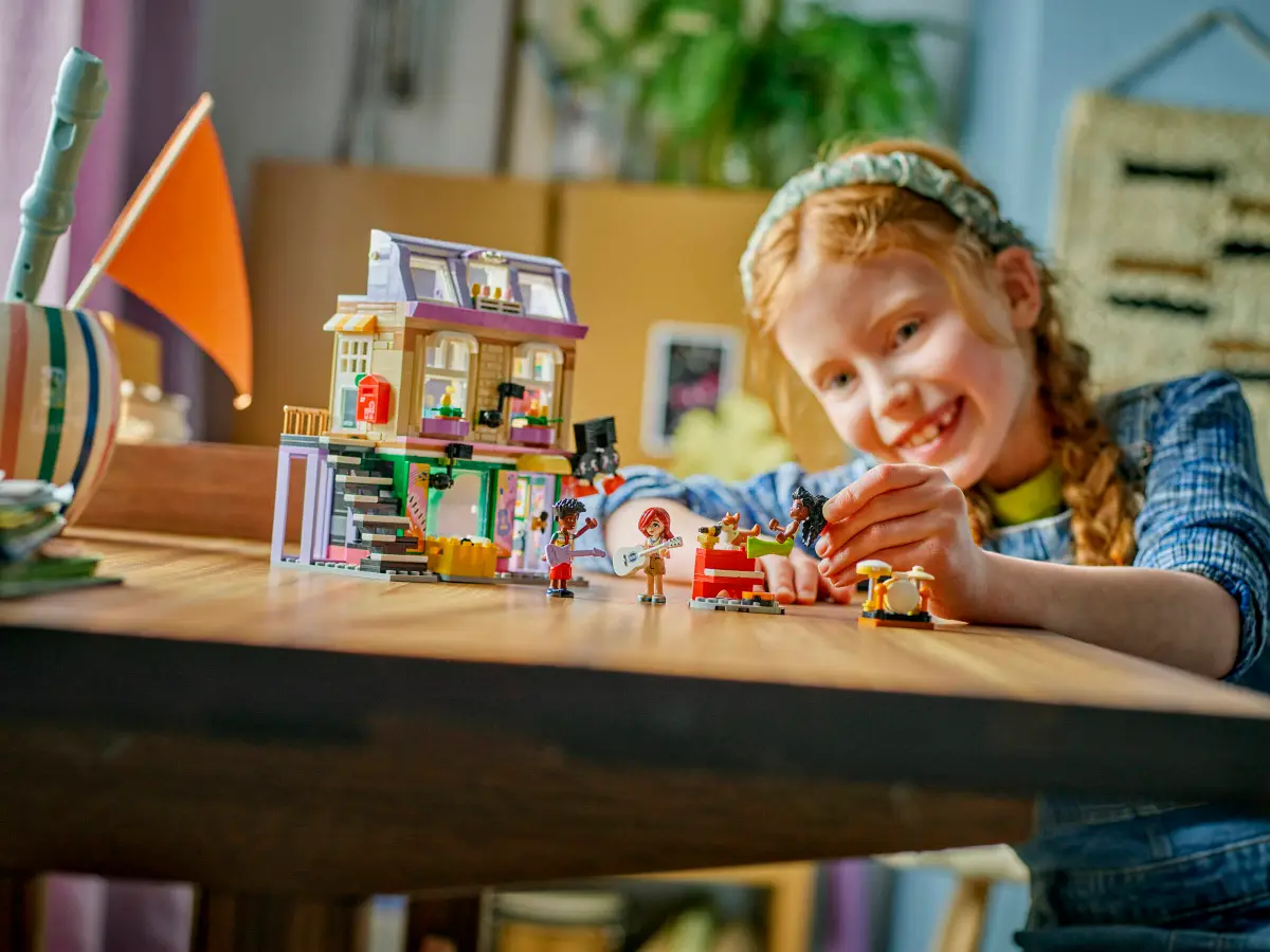 Lego Friends Music Store & Apartment 42653 - Image 4