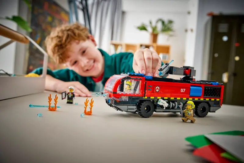 Lego City Airport Fire Truck 60499 - Image 4