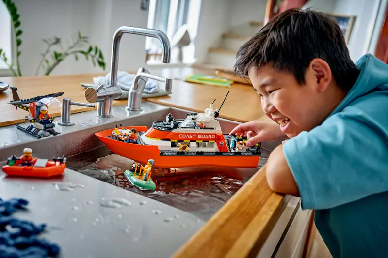 Lego City Coast Guard Rescue Boat & Helicopter 60504 - Image 4