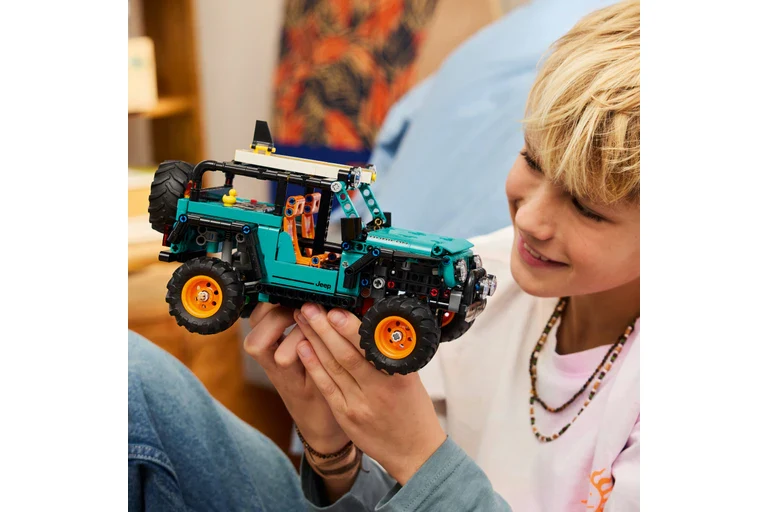 Lego Tech Jeep Wrangler Rubicon SUV 42227 - Image 4