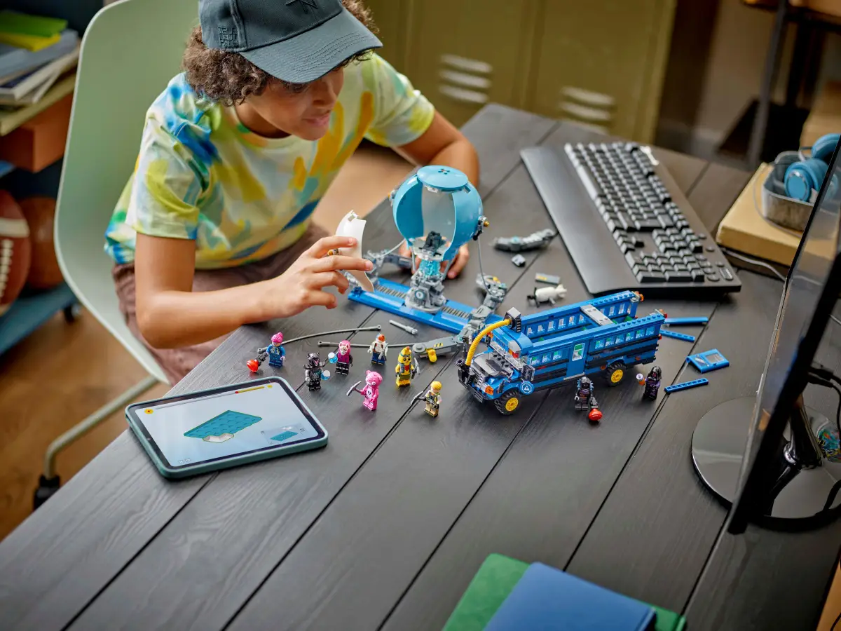 Lego Fortnite Battle Bus 77073 - Image 4