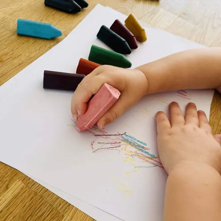 HS Crayons Triangles 8pk - Image 2